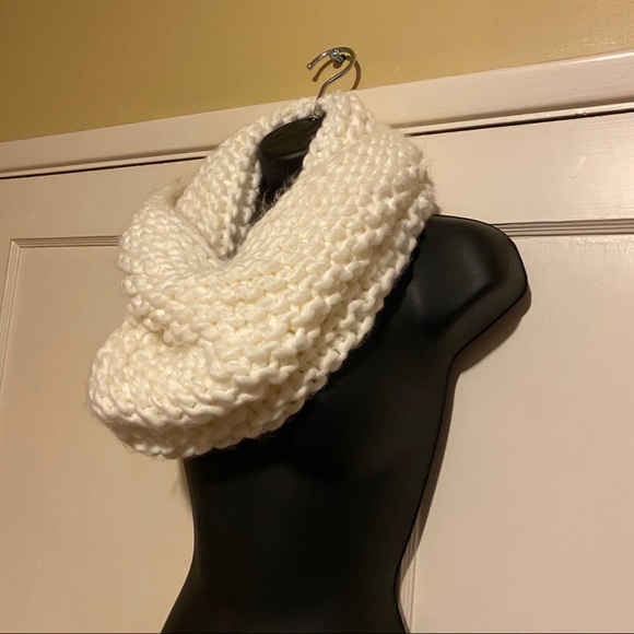 *LAST CHANCE* H&M White Chunky Infinity Scarf - Picture 2 of 4